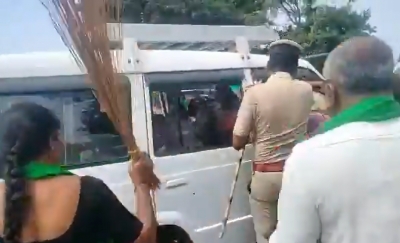ಬಿಡದಿಯಲ್ಲಿ ಭೂ ಸಮೀಕ್ಷೆಗೆ ಅಡ್ಡಿಪಡಿಸಿದ ಮಹಿಳಾ ರೈತರು, ಅಧಿಕಾರಿಗಳ ಮೇಲೆ ಪೊರಕೆಗಳಿಂದ ಹಲ್ಲೆ 