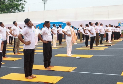 ಕೋಲ್ಕತ್ತಾದ ರೆಡ್ ರೋಡ್‌ನಲ್ಲಿ ನಡೆದ ಅಂತರರಾಷ್ಟ್ರೀಯ ಯೋಗ ದಿನಾಚರಣೆಯಲ್ಲಿ ಸಾವಿರಾರು ಜನರು ಭಾಗಿ 
